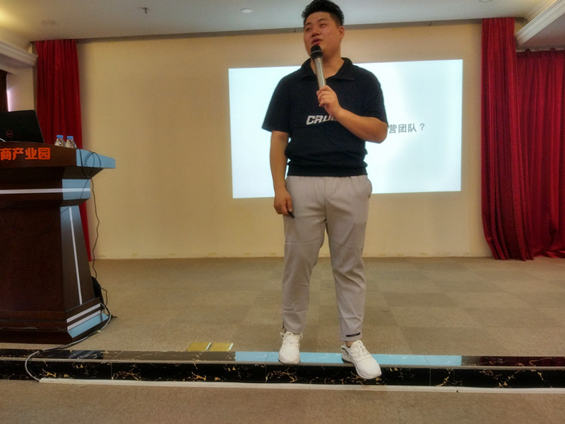 周末，貝朗鋼線成型機(jī)廠家員工與您相約聚大電商產(chǎn)業(yè)園