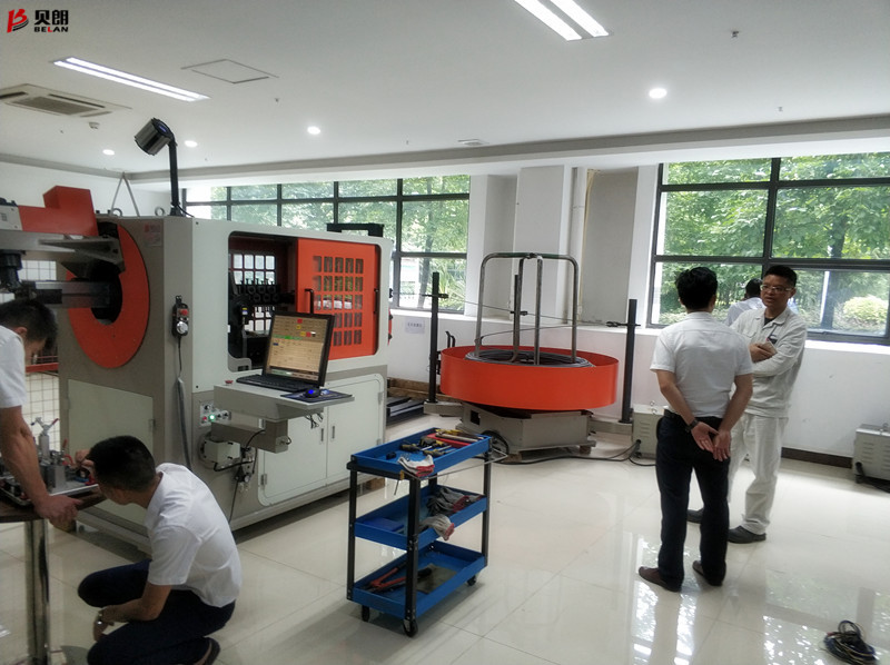 快來看、快來看，貝朗迎來日本客戶參觀3D折絲設備啦！