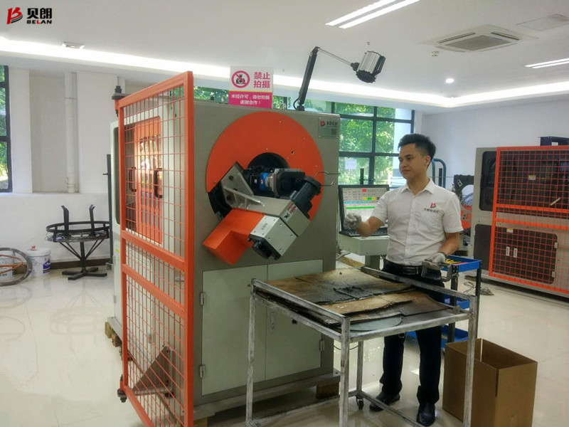 貝朗五軸自動線成型機生產(chǎn)日用五金支撐桿火熱進(jìn)行中