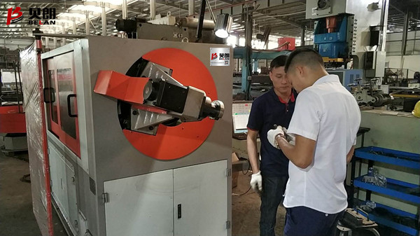 貝朗調(diào)機師在世銘五金家具車間 貝朗調(diào)機師在世銘五金家具車間