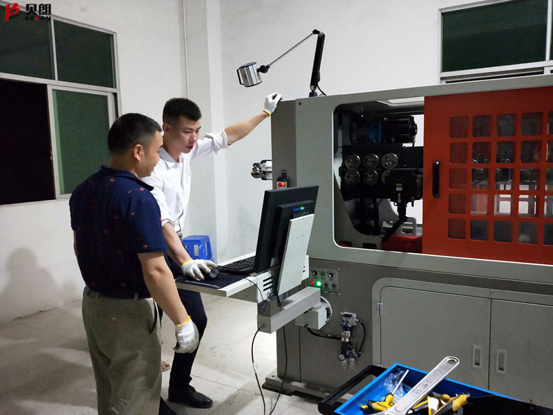 貝朗技術培訓客戶處員工調(diào)試